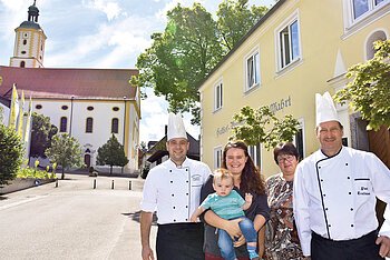 Gasthaus Zur Wallfahrt Kirche und Gasthaus bilden hier seit über 250 Jahren eine "Einheit". Die Familie Trollmann vor ihrem Gasthaus Zur Wallfahrt: (von links) Alexander, Ben, Steffi, Helga und Paul. Im Hintergrund: Die Wallfahrtskirche Maria Brünnlein.