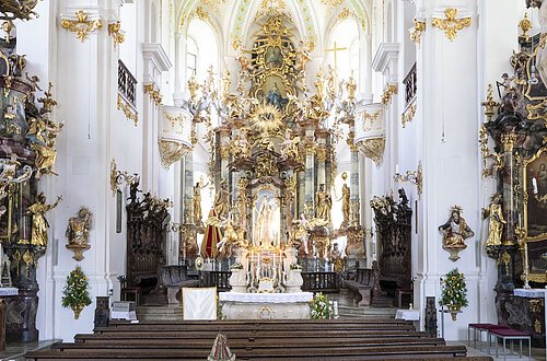 Innenraum mit Stuckdecke der Wallfahrtsbasilika Maria Brünnlein.