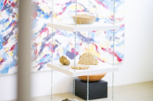 Ausgestellte Steine im KunstMuseum Donau-Ries.