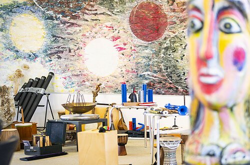 Musikalischer Raum mit künstlerischen Werken im Hintergrund im KunstMuseum Donau-Ries.