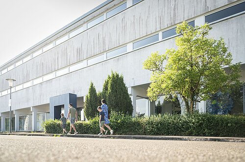 Eine Familie ist auf dem Weg zu einer Führung im KunstMuseum.