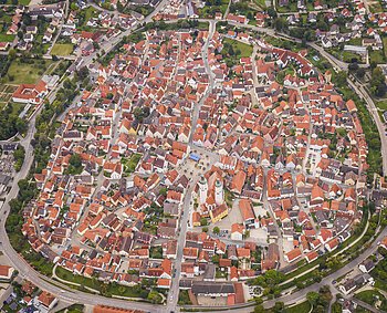 Ein Luftbild der Stadt Wemding an einem sonnigen klaren Tag.