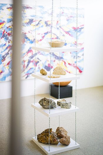 Ausgestellte Steine im KunstMuseum Donau-Ries.