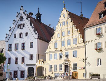 Blick auf das historische Rathaus in Wemding aus der Sicht des Marktplatzes.