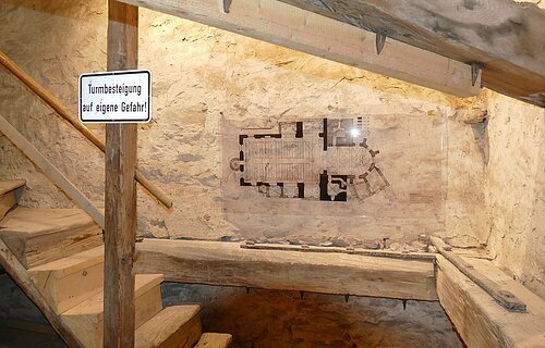 Der Kirchturm St. Emmeram von innen mit einem Schild "Besteigung auf eigene Gefahr"