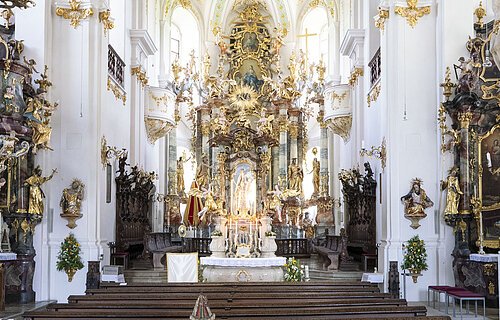 Innenraum mit Stuckdecke der Wallfahrtsbasilika Maria Brünnlein.