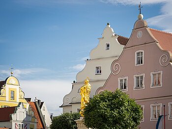 Blick auf die Marienstatue am historischen Marktplatz.