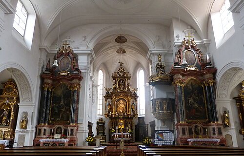 Die Stadtpfarrkirche St. Emmeram von innen