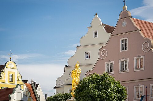 Blick auf die Marienstatue am historischen Marktplatz.