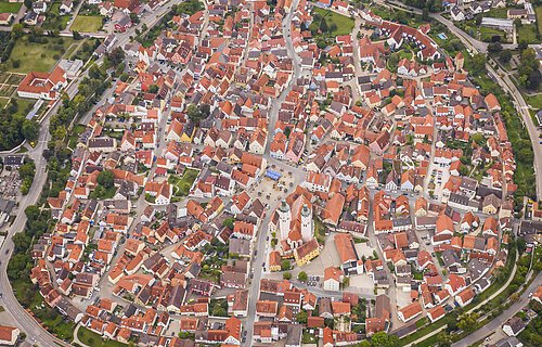 Ein Luftbild der Stadt Wemding an einem sonnigen klaren Tag.