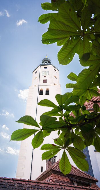 Blick auf den Kirchturm der Stadtpfarrkirche St. Emmeram.
