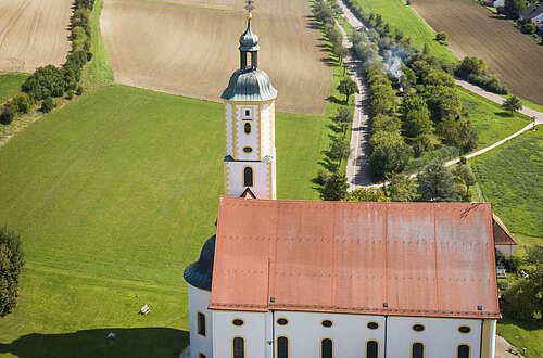 Blick auf die Wallfahrtsbasilika Maria Brünnlein und im Hintergrund auf die Stadt Wemding.