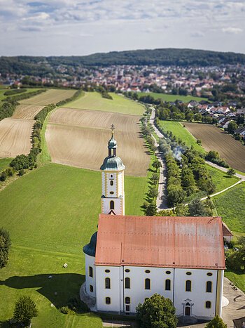 Blick auf die Wallfahrtsbasilika Maria Brünnlein und im Hintergrund auf die Stadt Wemding.