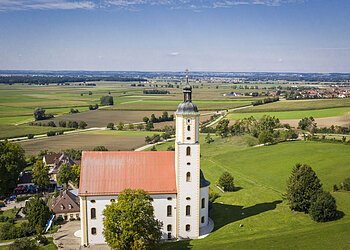 Weiter Blick auf das Ries mit der Wallfahrtsbasilika Maria Brünnlein im Vordergrund.