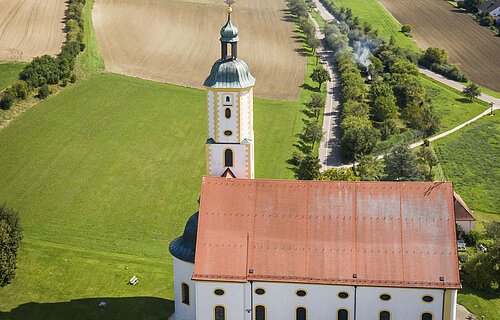 Blick auf die Wallfahrtsbasilika Maria Brünnlein und im Hintergrund auf die Stadt Wemding.