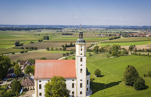 Weiter Blick auf das Ries mit der Wallfahrtsbasilika Maria Brünnlein im Vordergrund.