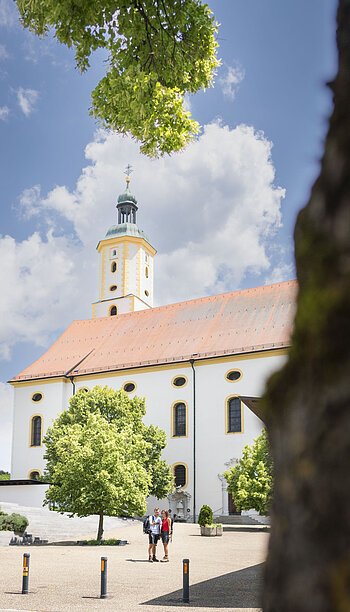 Wallfahrtsbasilika Maria Brünnlein Zwei Besucher stehen vor der Wallfahrtsbasilika Maria Brünnlein.