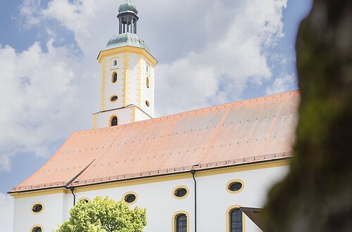 Wallfahrtsbasilika Maria Brünnlein Zwei Besucher stehen vor der Wallfahrtsbasilika Maria Brünnlein.