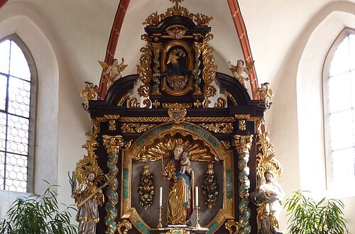 Kath. Spitalkirche Maria Geburt Der Altar von der Kath. Spitalkirche Maria Geburt