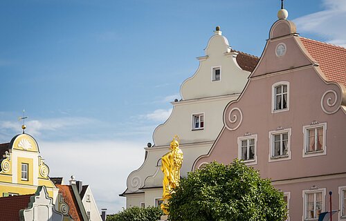 Blick auf die Marienstatue am historischen Marktplatz.