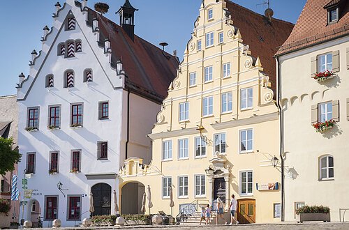 Blick auf das historische Rathaus in Wemding aus der Sicht des Marktplatzes.