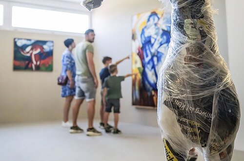 Eine ausgestellte Figur in Form eines Pferdes im KunstMuseum Donau-Ries.