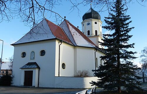 Katholische Filialkirche St. Alba mit Schneedach