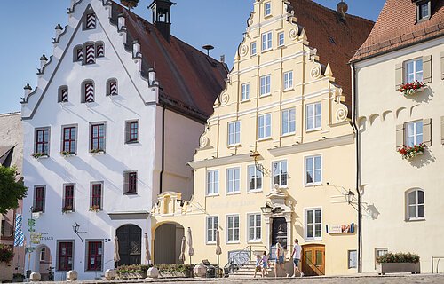 Blick auf das historische Rathaus in Wemding aus der Sicht des Marktplatzes.