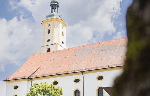 Zwei Besucher stehen vor der Wallfahrtsbasilika Maria Brünnlein.