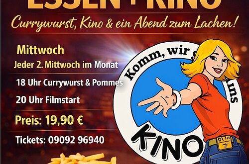 Ein farbintensives Werbebild mit warmem, rot-orangem Hintergrund bewirbt eine kombinierte Veranstaltung aus Essen und Kino. Im oberen Bereich steht groß „Essen + Kino“, ergänzt durch den Slogan „Currywurst, Kino & ein Abend zum Lachen!“.

Links sind die wichtigsten Informationen klar strukturiert: Die Veranstaltung findet jeden zweiten Mittwoch im Monat statt. Um 18 Uhr gibt es Currywurst mit Pommes, um 20 Uhr beginnt der Film. Der Preis beträgt 19,90 Euro. Eine Telefonnummer für Reservierungen ist angegeben.

Im unteren Bereich ist ein Teller mit Currywurst und Pommes abgebildet. Rechts steht eine stilisierte, lächelnde Frau, die mit ausgestreckter Hand eine einladende Geste macht. Neben ihr ist ein rundes Logo mit dem Wort „Kino“ zu sehen. Unten rechts wird der Veranstaltungsort „Kino Lichtspiele Wemding“ genannt.

Das Bild vermittelt eine lockere, gesellige Atmosphäre und spricht Menschen an, die einen unterhaltsamen Abend mit Essen und Kino verbringen möchten.