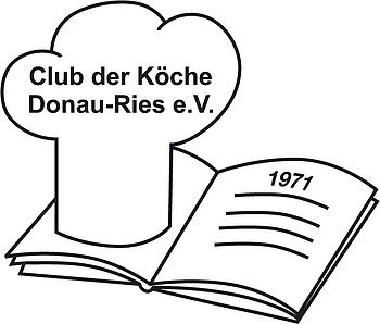 Logo des Club der Köche Donau-Ries: Ein grafisches Emblem mit Bezug zur Gastronomie,  mit KochsymbolKochmütze und Rezeptbuch. Der Schriftzug „Club der Köche Donau-Ries“ ist klar lesbar und steht im Mittelpunkt des Designs, sowie das Gründungsjahr 1971. Das Logo wirkt traditionell und fachlich geprägt.