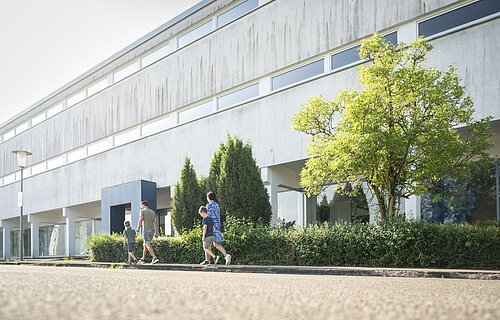 Eine Familie ist auf dem Weg zu einer Führung im KunstMuseum.