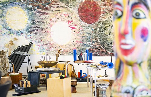 Musikalischer Raum mit künstlerischen Werken im Hintergrund im KunstMuseum Donau-Ries.