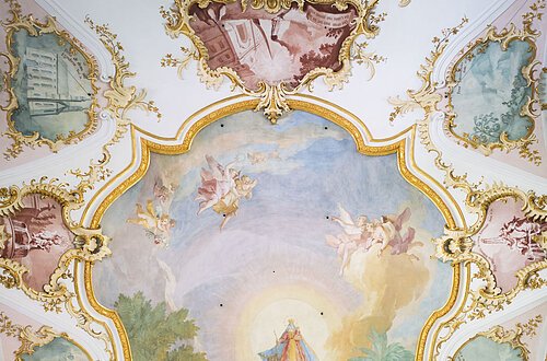 Blick auf die Stuckdecke der Wallfahrtsbasilika Maria Brünnlein.
