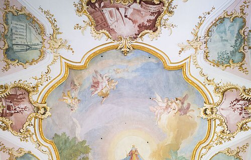 Blick auf die Stuckdecke der Wallfahrtsbasilika Maria Brünnlein.