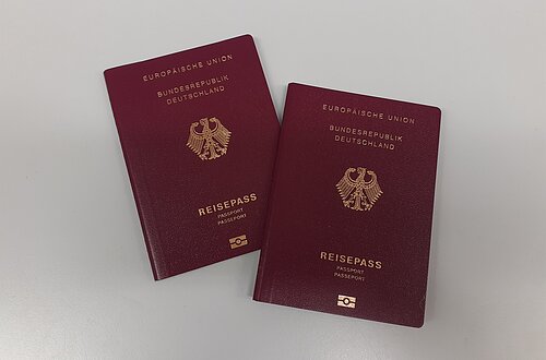 Auf dem Bild sind zwei Reisepässe abgebildet.