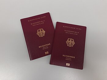 Auf dem Bild sind zwei Reisepässe abgebildet.