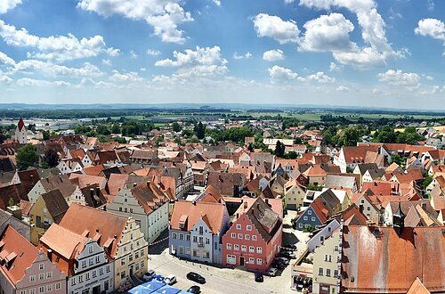 Luftansicht auf die historische Altstadt von Wemding an einem Sommertag.