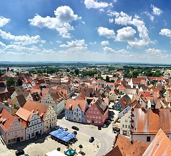 Luftansicht auf die historische Altstadt von Wemding an einem Sommertag.