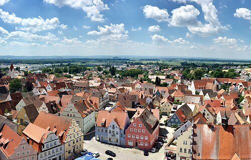 Luftansicht auf die historische Altstadt von Wemding an einem Sommertag.