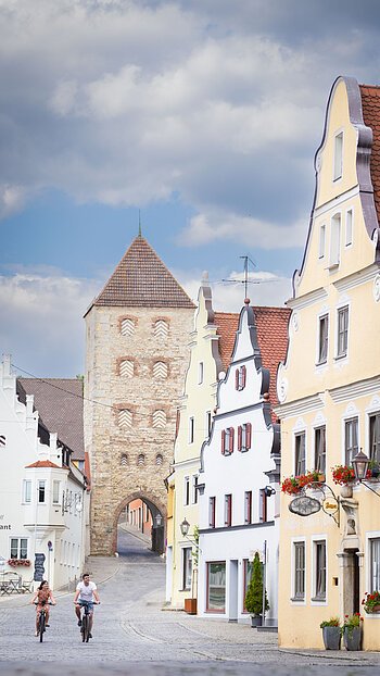Zwei Radfahrer fahren von der Wallfahrtstraße vom Amerbacher Tor Richtung historischen Marktplatz.