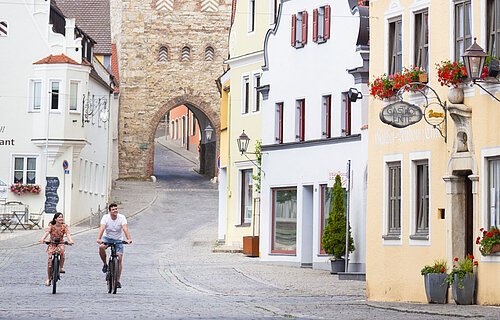 Zwei Radfahrer fahren von der Wallfahrtstraße vom Amerbacher Tor Richtung historischen Marktplatz.